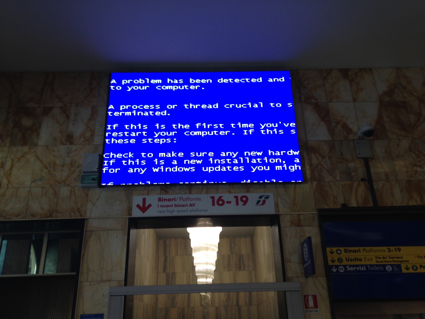 Tabellone Windows alla stazione di Bologna