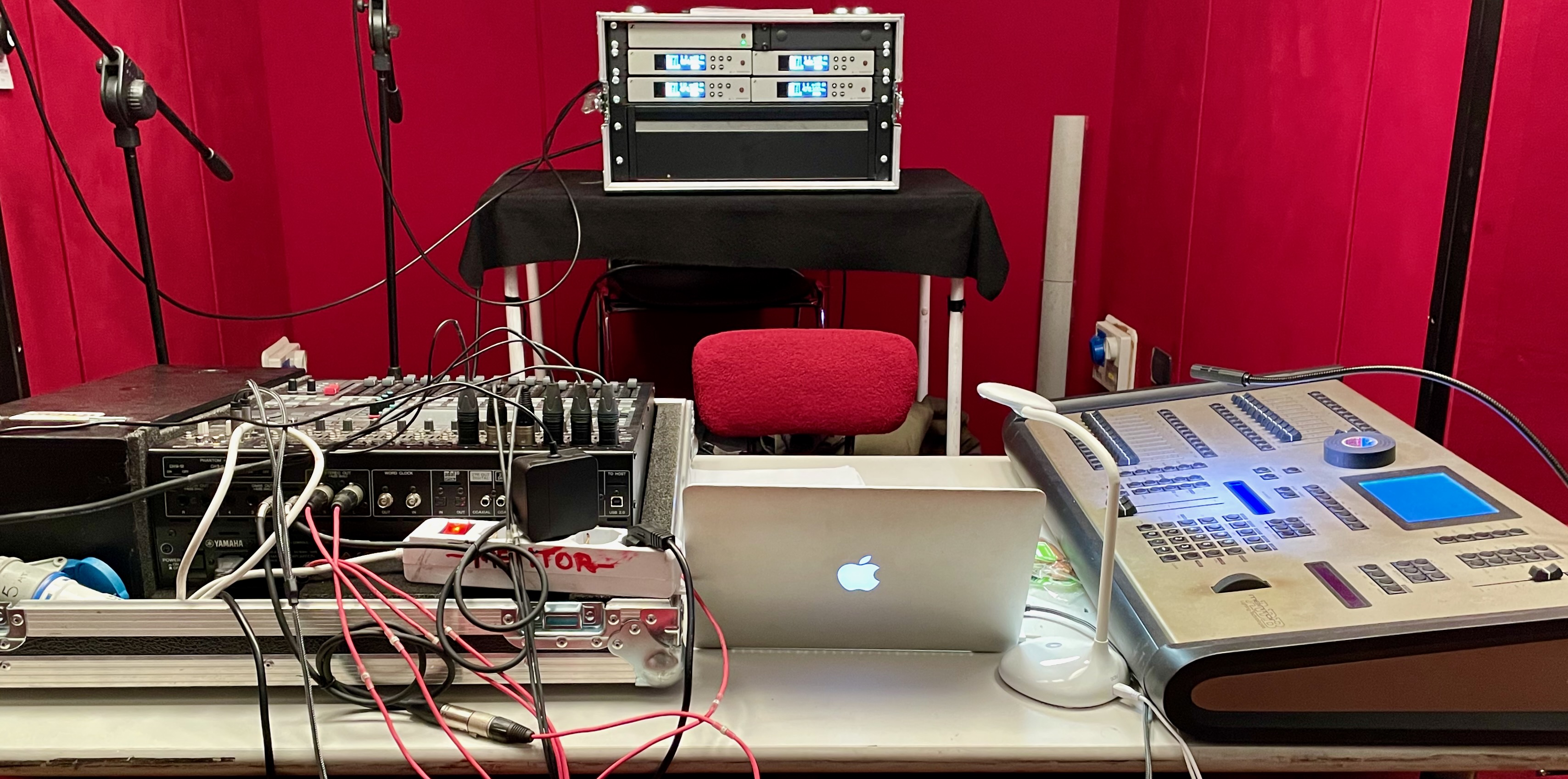 Banco regia con un MacBook Air in mezzo