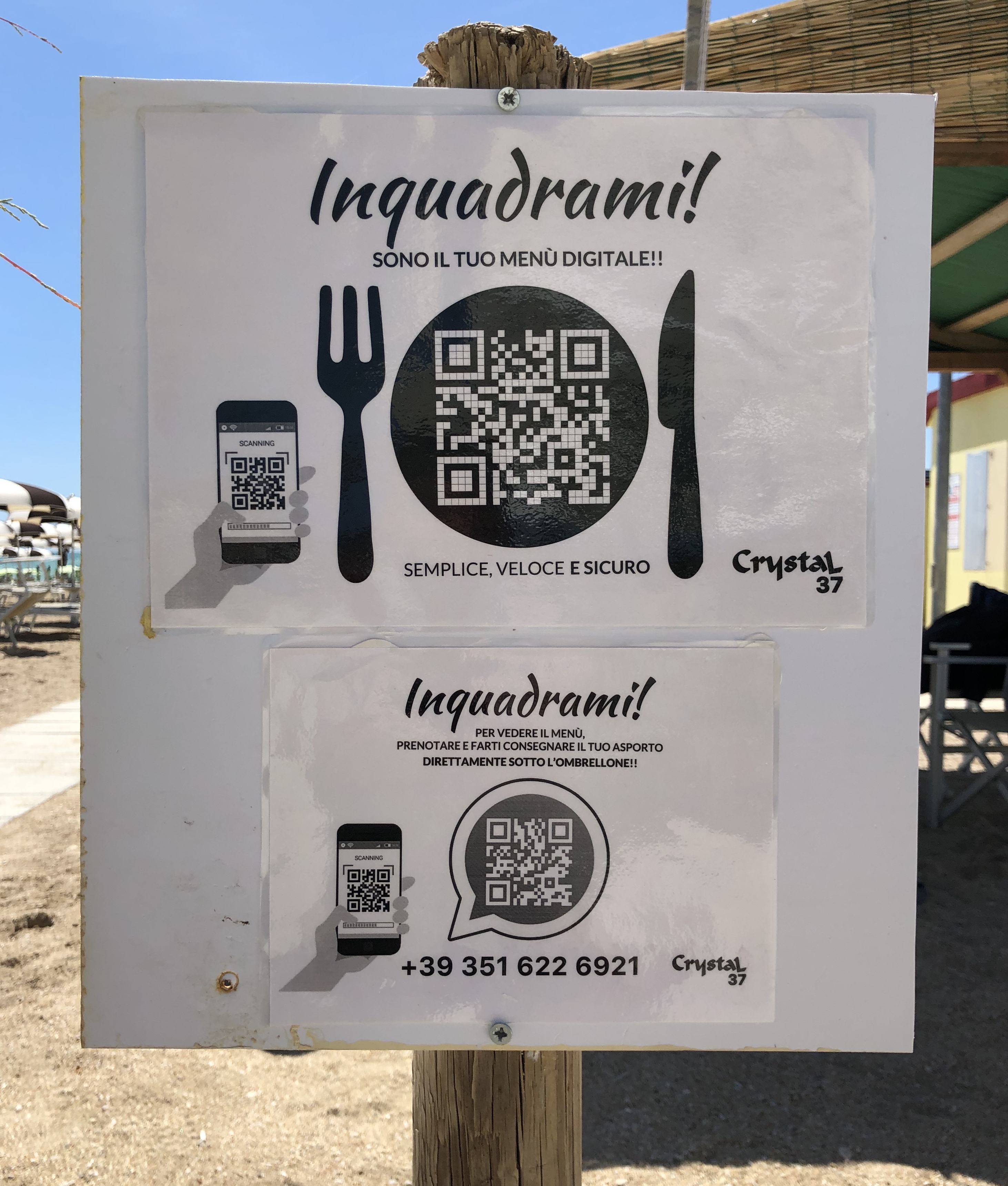 Il menu in spiaggia con un codice QR. Il menu in spiaggia con un codice QR