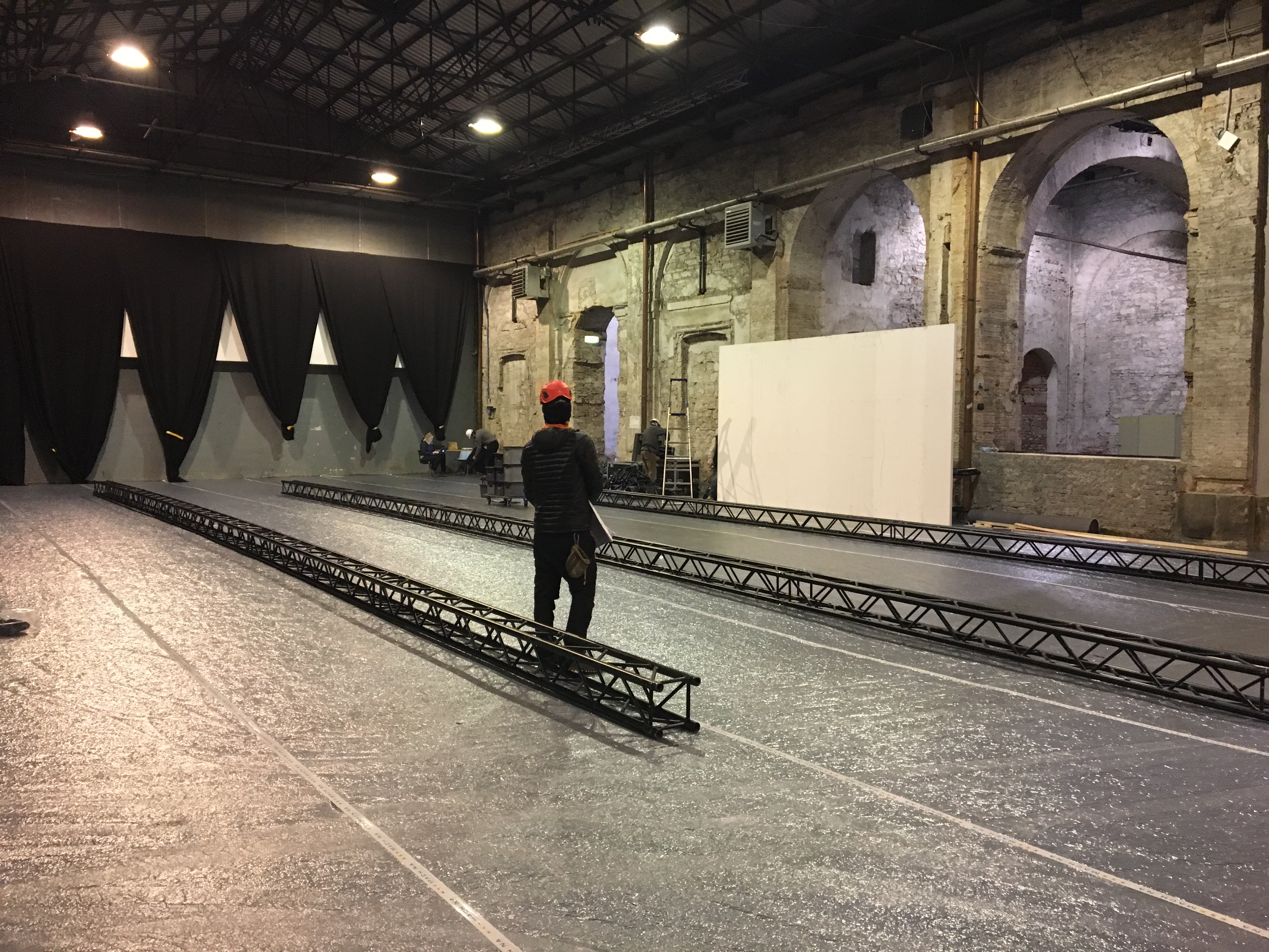 Allestimento della sfilata Pitti Uomo alla Leopolda