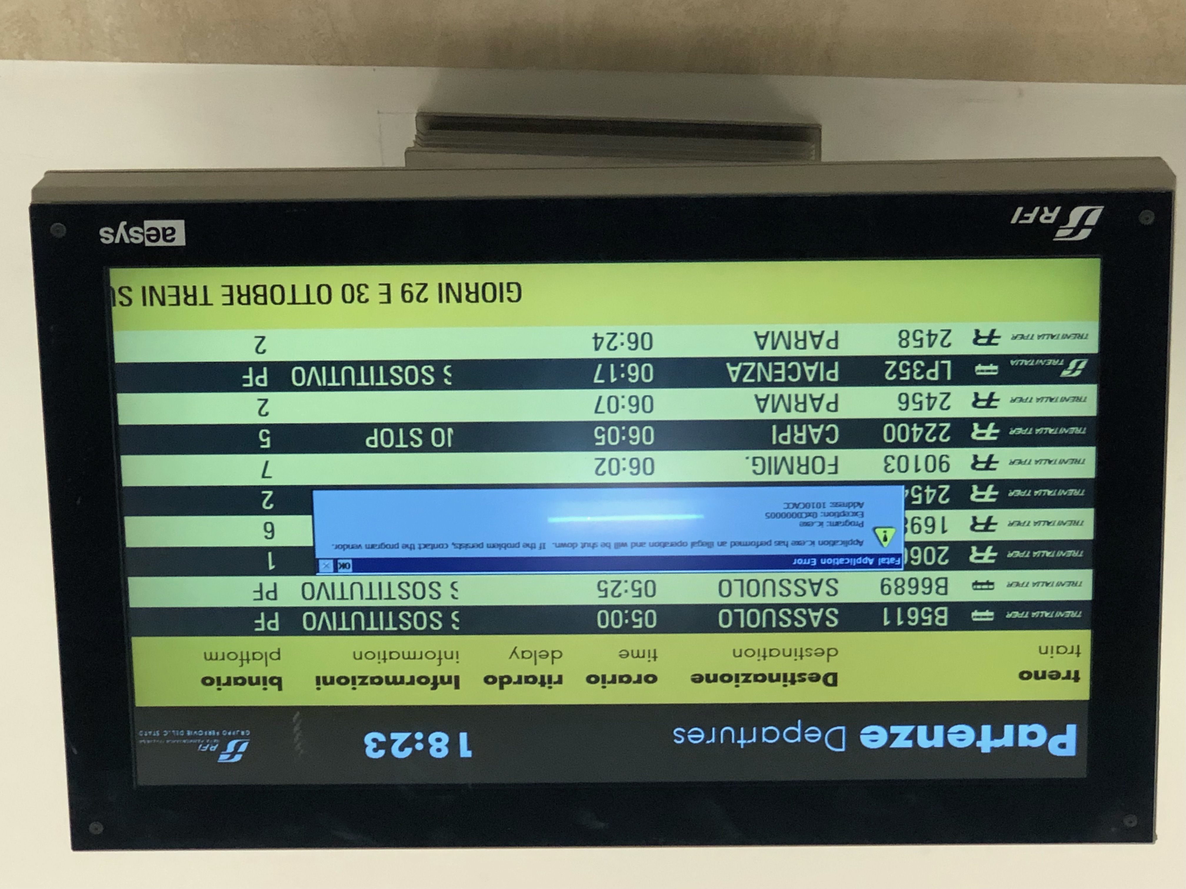 Una volta i treni arrivavano in orario. Ora, neanche più gli orari arrivano. Tabellone ferroviario in crash