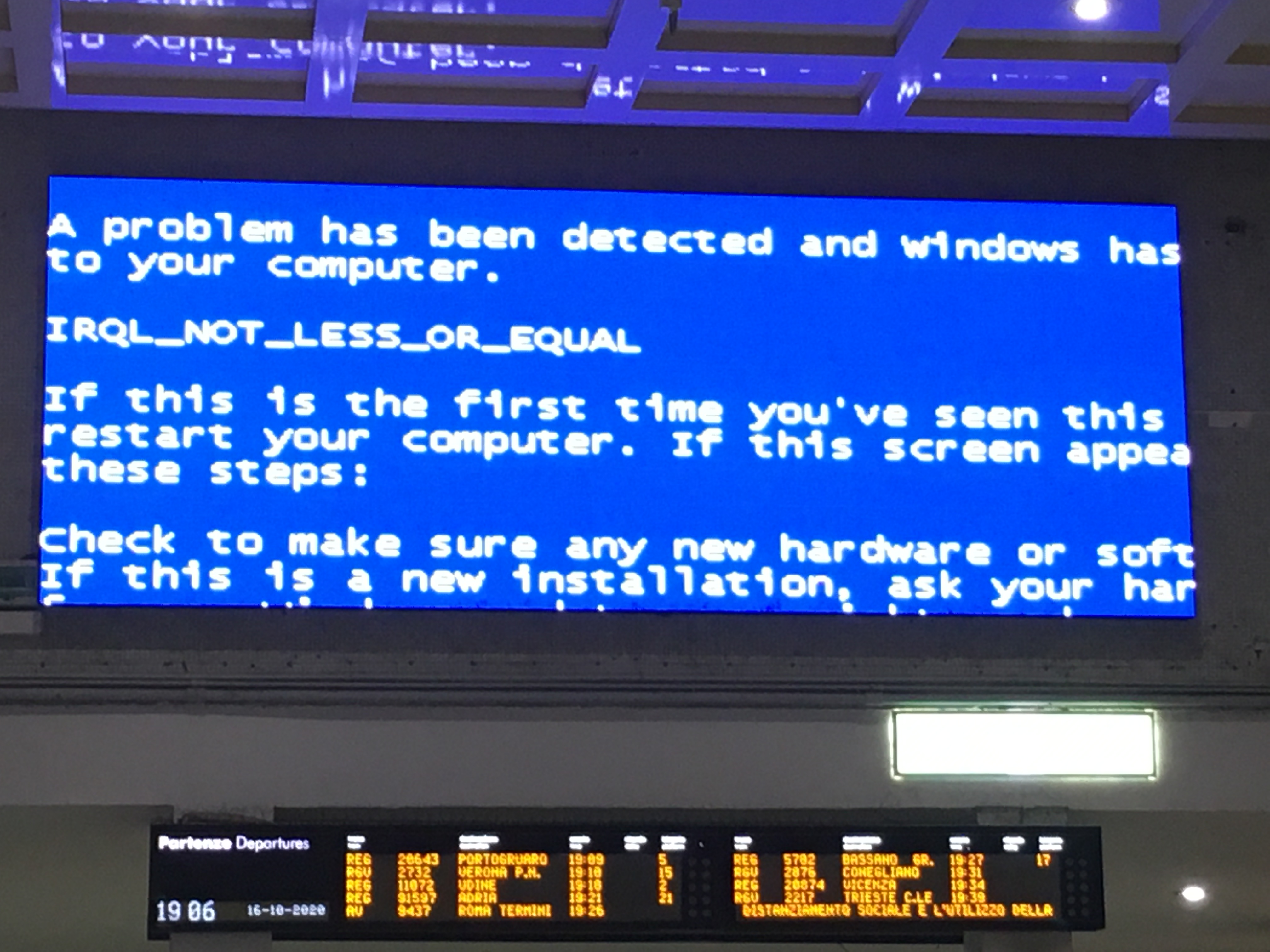 Maxischermo Windows in panne alla stazione di Venezia