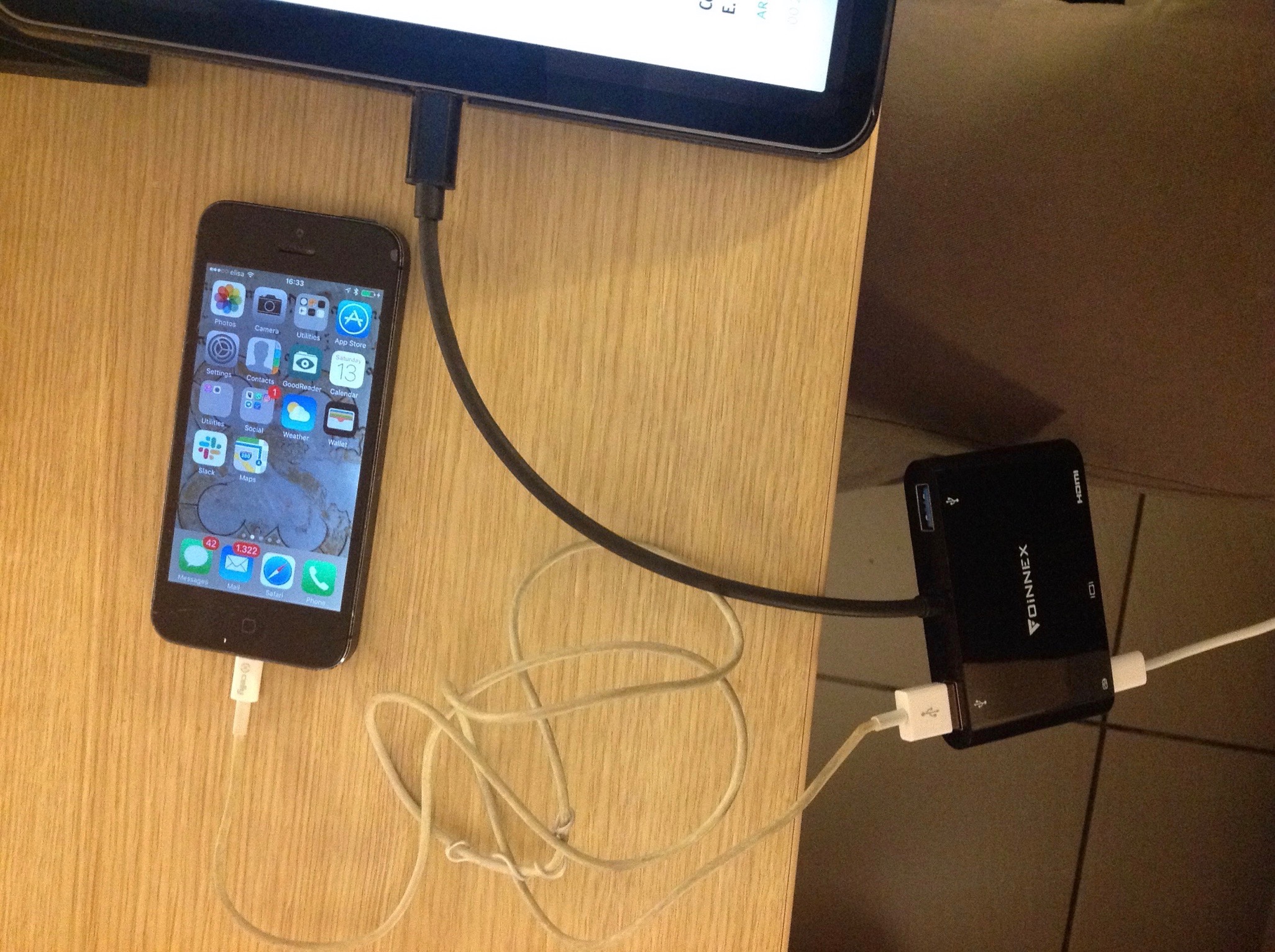 Accrocchio Foinnex carica iPhone da iPad Pro